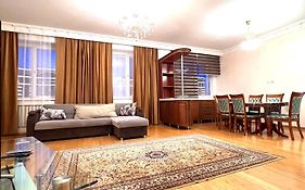 241 ЦЕНТР-возле БАЙТЕРЕКА- 140 кВм - до 9 человек - 3 кровати и 3 дивана